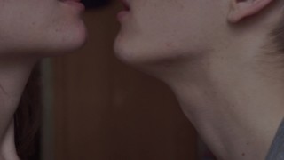 mamilo chupando beijos românticos desleixados e lambendo pescoço casal ninfomaníaca