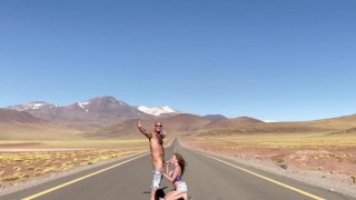 Je le suce et avale tout son sperme en plein milieu de la route au Chili
