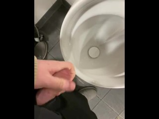 Рискованная дрочка в общественных туалетах