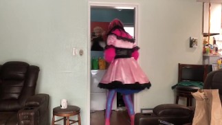 好娘娘腔的女仆在女主人外出时做家务