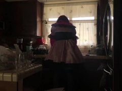 Sissy cleans the dishes 