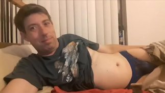 娘娘腔 Femboy Chrissy 打招呼并穿着内裤在床上展示鸡巴