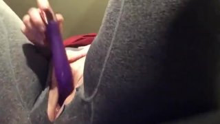 Ich konnte es kaum erwarten, mit meiner nassen Muschi zu spielen (zerrissene Leggings spritzen)