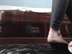 FETISH CHE DOLORE QUESTE BALLERINE OSSERVAMI MENTRE MI MASSAGGIO I PIEDINI