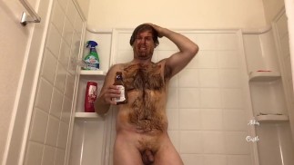 Ковбой плюхается в ванне с соусом барбекю