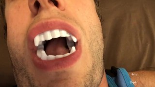 Dentes de vampiro sexy e adoração da língua