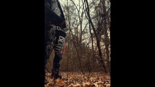 Chico punk juega con su pene en el bosque