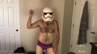Stormtrooper doet vrouwelijke panty striptease