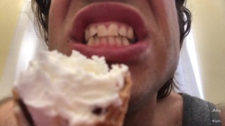 Kerel eet ijs Cream close-up