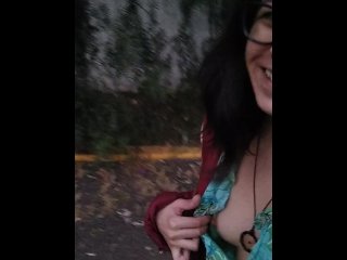 Enseñando tetas en público