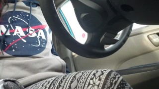 Cambiándome Los Pantalones En El Auto En Un Estacionamiento Ocupado