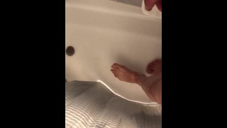 小さなノーカットコック足はシャワーで遊ぶ