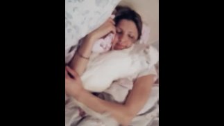 Джина Гирсон дома у мачехи