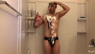 Dude In Jock Nimmt Eine Schlagsahne & Schokoladendusche