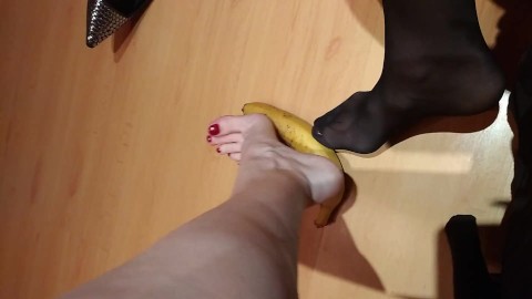 Footjob rode tenen banaan crashen