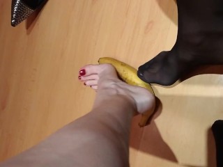 Футфетиш красные пальцы ног банан крушение