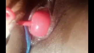 Отчим, я люблю свою новую игрушку, смотри, как я играю в своей киске