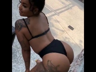 Sexy Thick Ebony Puta Haciendo Twerking Al Aire Libre