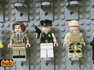 32 Lego Minifigures