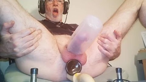 Two dildos at once.... Mmmmmm