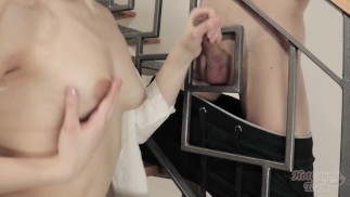 Девушка дрочит мой член на лестнице. Кончил на ее сиськи