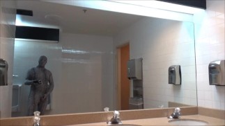 зентайская змея показывает член в общественной ванной