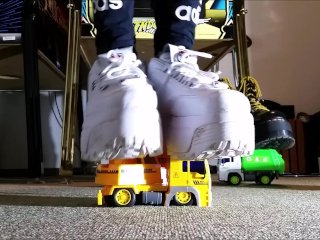 Toycar Crushing with Fila Disruptor Plateau (Trailer)