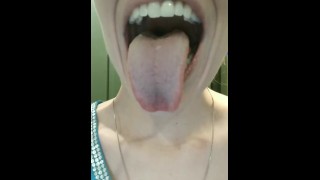 懐中電灯を使用した場合と使用しない場合の舌と喉の検査