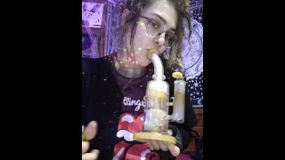 Chica Hippie Fumando Doble Perc Bong