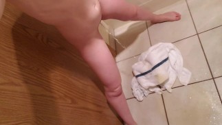 在酒店浴室地板上撒尿