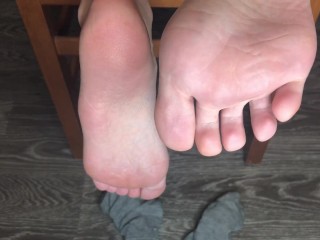 STUDENT GIRL SHOW FOOT IN GRAY SOCKS SMELL SOCKS AND WORSHIP FETISH