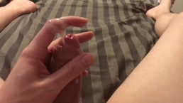 爸爸呻吟和肮脏的谈话，同时吹出一大堆奶油般的精液！