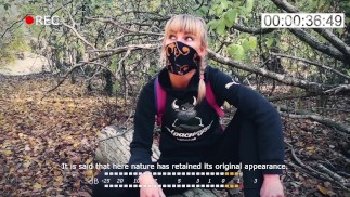 室外口交。跟蹤狂Karina在野外被拋棄的帳篷幫警衛吸屌。