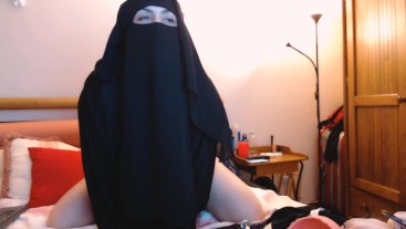 Arabische Milf Met Hijab / Hoofddoek Neukt Dildo