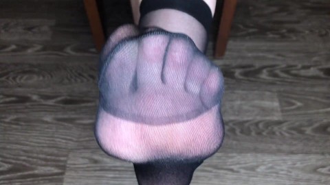 FILLE EN NYLON CHAUSSETTES NOIRES PIEDS CULTE POV