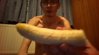 Худенький возбужденный парень кончает на банан и съедает его вместе со спермой