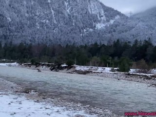 Blonde Deutsch_in Fellkragen Outdoor im Winter gefickt!