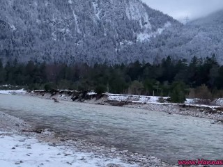 Blonde Deutsch_in Fellkragen Outdoor im Winter gefickt!