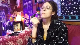 Sexy hippie Goddess menina com dreadlocks luzes e fuma cigarro