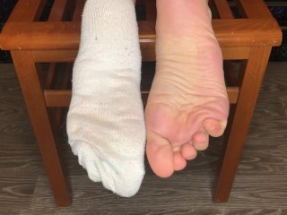 穿着脏兮兮的白袜子的女学生表现出臭脚嗅 POV