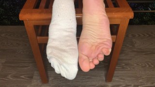 Schulmädchen In Schmutzigen Weißen Socken Zeigt Stinkenden Fuß, Der Pov Schnüffelt