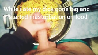 Maschio masturba cazzo su cibo e gode