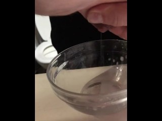 Брызгание молока в миску