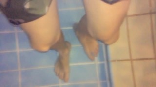 Twink piedi in una piscina - vista subacquea