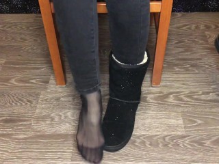 Студентка показывает нейлоновые носки, ботинки и ноги после учебы