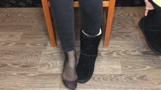 学生の女の子は勉強の後にナイロン靴下のブーツと足を見せます