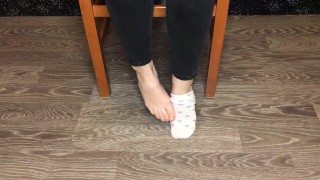穿白袜子的女学生展示脚和袜子第一视角