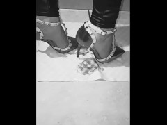 Faccio a brandelli una banana con le mie bellissime scarpe!