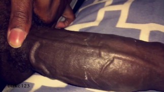 большой черный член, грубо поглаживающий постель, хрюкает и кончает