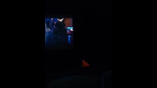 Notre Premier BJ Au Cinéma Résultant En Une Éjaculation Dans Ma Gorge